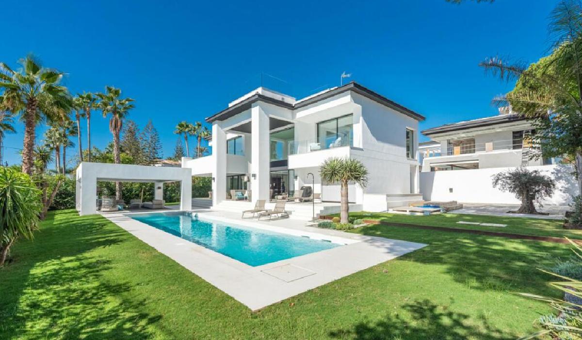 Luxurious Beachfront Villa with Spectacular Sea Views in Marbella