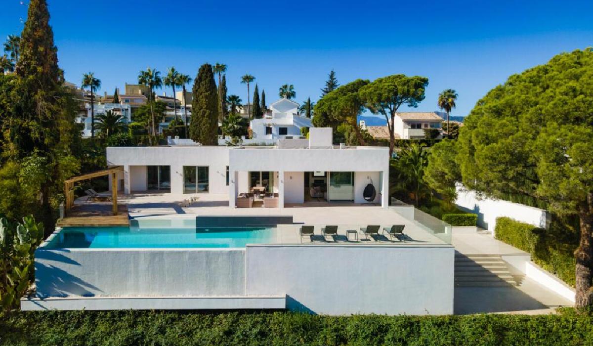 Luxurious Single-Level Villa with Golf Course Views in Marbella