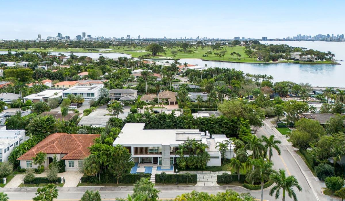 Luxurious Tropical Modern Mansion in Bay Harbor Islands, FL